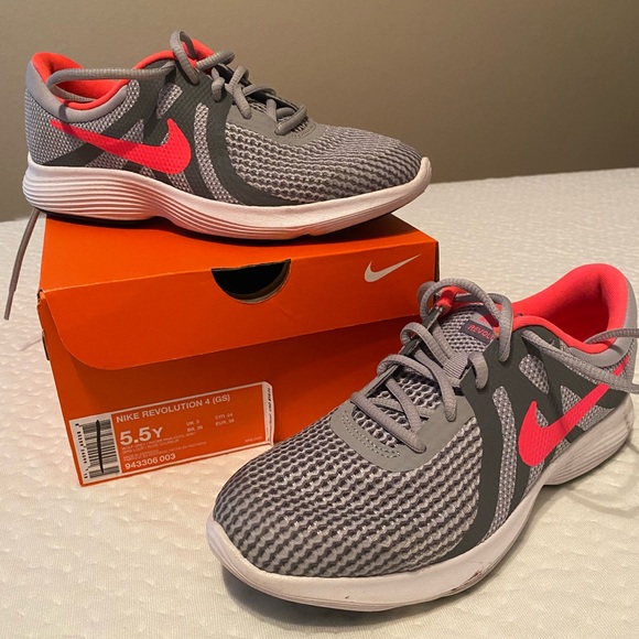 Nike - Revolution 4 (GS) | Size: 5.5 Y | Grey & Pink - Picture 1 of 3